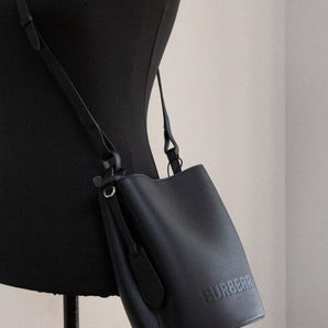 Burberry Bolso bandolera pequeño de cuero granulado negro Lorne