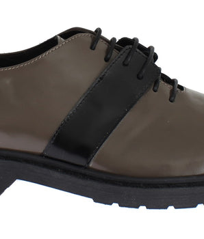 AI_ Elegantes zapatos con cordones de cuero gris marrón