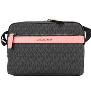 Michael Kors Cooper Bolso bandolera pequeño de PVC con firma en negro y rosa