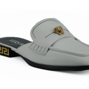 Chanclas planas de cuero blanco elegantes de Versace