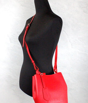 Burberry Bolso bandolera pequeño de cuero granulado rojo Lorne