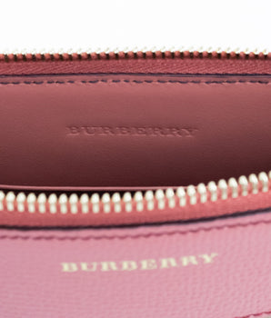 Bolso bandolera Burberry Peyton House Check Derby de piel granulada en color rojo canela
