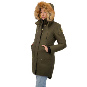 Parka Stirling adornada en oro de Moose Knuckles con piel de zorro azul