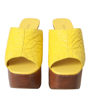 Dolce &amp; Gabbana Zapatos tipo mule con cuña de cuero amarillo