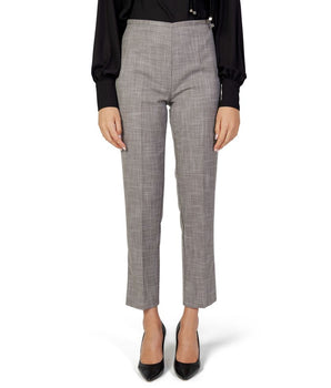 Sandro Ferrone Vaqueros y pantalón de poliéster gris