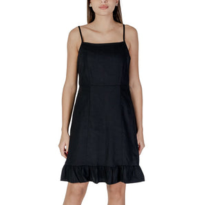 B.Young Vestido de lino negro