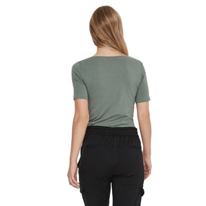 Camisetas y camiseta de viscosa verde de Vero Moda