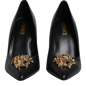 Zapatos de tacón alto con placa del logotipo de cuero negro de Versace