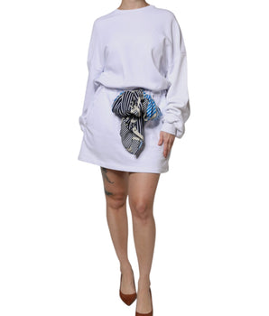 Vestido corto de algodón blanco con cuello redondo y mangas largas con cinturón de MSGM