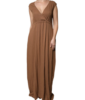 Vestido largo de corte A con escote en V profundo y sin mangas en color marrón de Fabiana Filippi