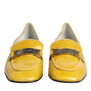 Mocasines sin cordones con placa del logotipo en cuero amarillo de Dolce &amp; Gabbana