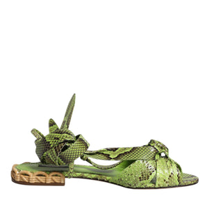 Sandalias cruzadas hasta el tobillo con estampado animal verde de Dolce &amp; Gabbana