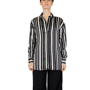 Sólo camisa negra de poliéster