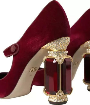 Zapatos Mary Jane de terciopelo rojo con cristales dorados de Dolce &amp; Gabbana