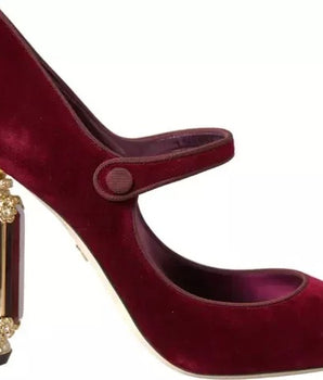Zapatos Mary Jane de terciopelo rojo con cristales dorados de Dolce &amp; Gabbana