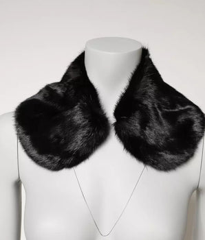 Bufanda tipo chal de piel negra de Dolce &amp; Gabbana