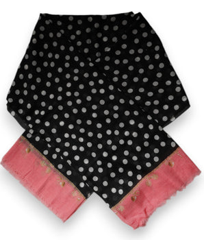 Bufanda cruzada con flecos y lunares blancos y negros de Dolce &amp; Gabbana