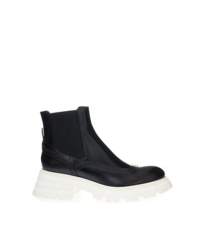 Alexander McQueen elegant leather boots in timeless black