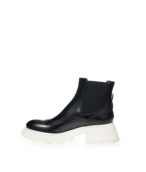Alexander McQueen elegant leather boots in timeless black