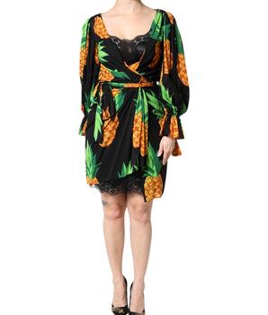 Vestido cruzado drapeado con estampado de piñas en seda negra de Dolce &amp; Gabbana